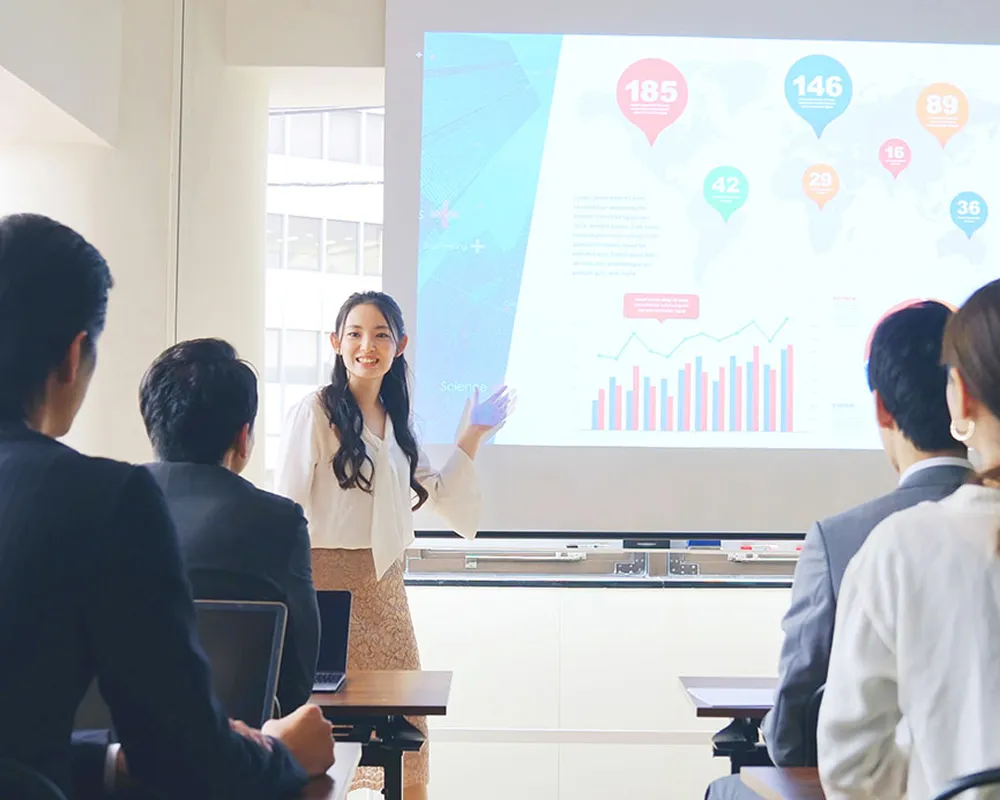 幹部候補生のデータを分析し、<br> 傾向や改善点を可視化